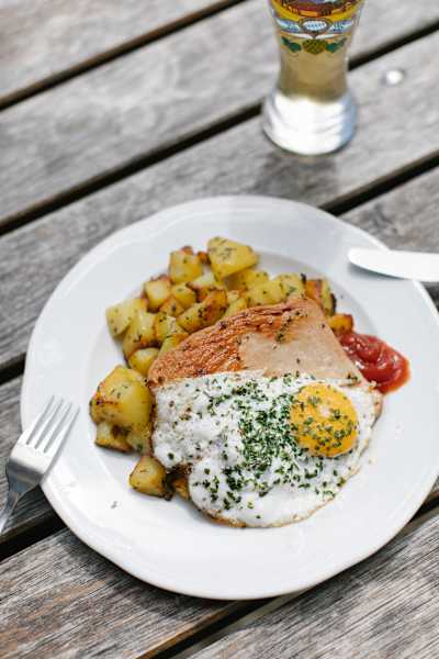 Fleischkäse mit Ei und gerösteten Kartoffeln auf der Meilerhütte