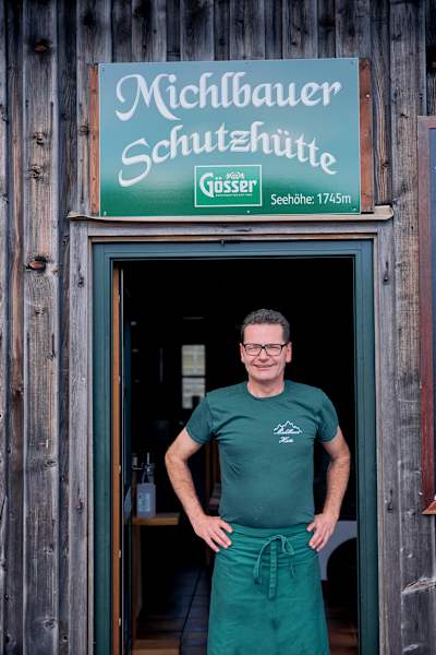 Hüttenwirt Robert Höllmüller vor der Michlbauerhütte.