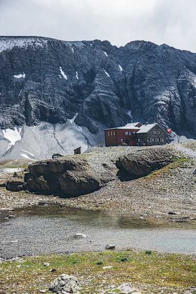 Die Muttseehütte befindet sich oberhalb des Muttsees.