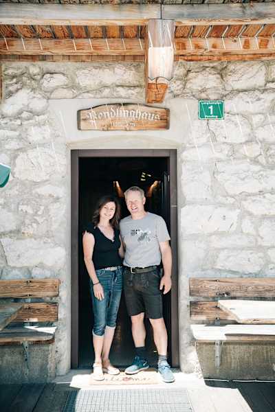Wirt Albert Mairhofer mit seiner Frau vor dem Pendlinghaus.