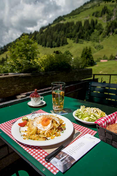 Speisen auf der Sonnenterrasse der Planalp
