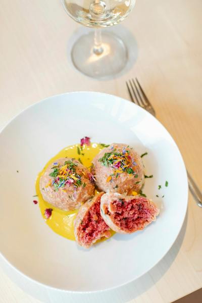 Knödel und ein Gläschen Wein - auf der Santnerpasshütte isst man hervorragend.