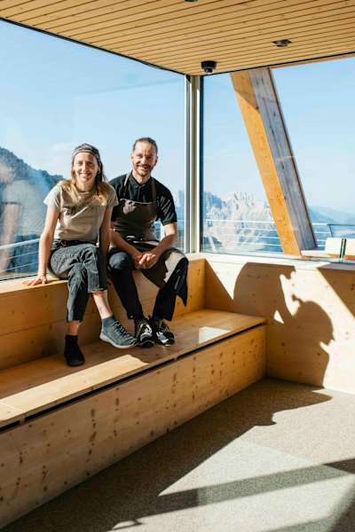 Die neue Santnerpasshütte besticht durch ihre einzigartige Architektur, große Fenster und viel Holz im Innenraum.
