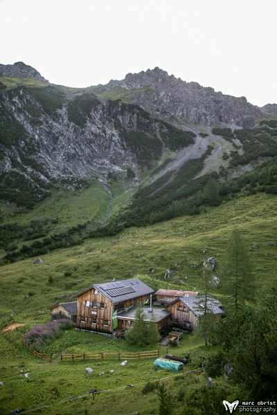 Blick auf die Hütte