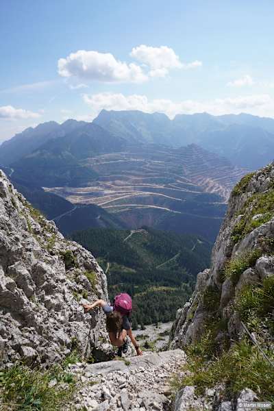 Im Südwandsteig mit Blick zum Erzberg.
