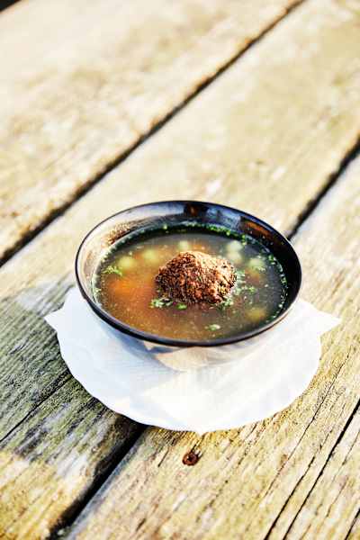 Leberknödelsuppe am Zepperzauerhaus
