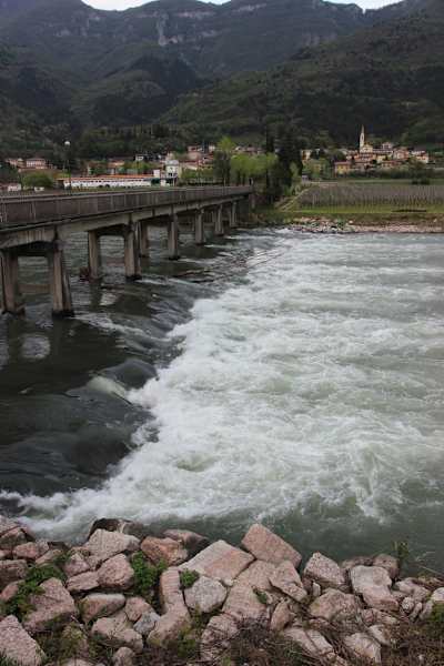 Sohlschwelle bei Rivalta oberhalb der beschriebenen Flussstrecke