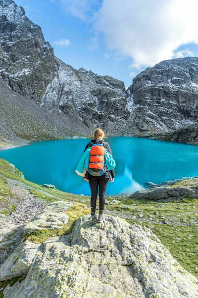 Wanderin mit Blick auf den Schottensee