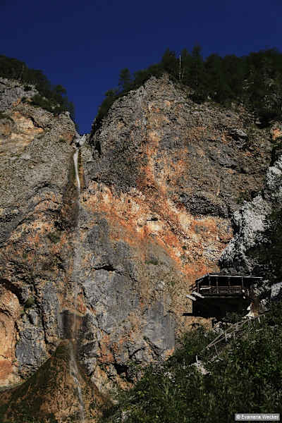 Die kleine Hütte am Rinka-Wasserfall.