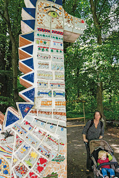 Gestaltet von Kindern aus der Nachbarschaft: Keramikreliefs an der Parkmauer.