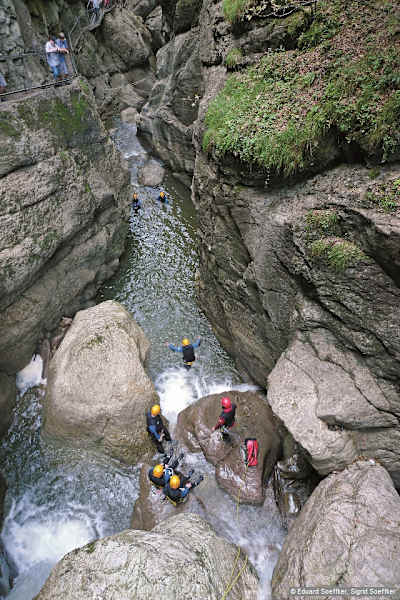 Canyoning-Gruppe beim Sprung.