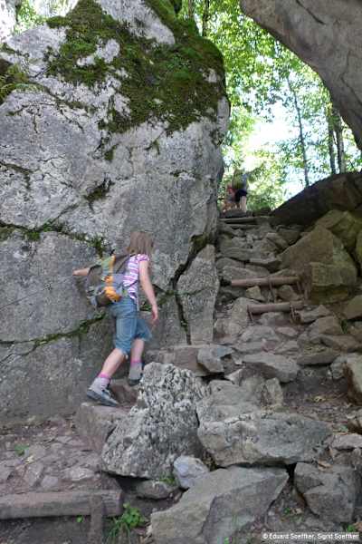 Spannende Stelle neben und unter einem Felsen.