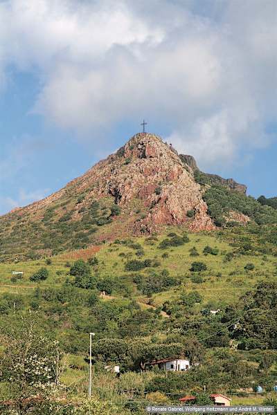 Monte Mar di Capanna: Dieses Kreuz thront über Porto Azzurro.