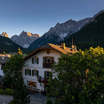 Übernachtet wird im Hotel Holzer in Moos – am nächsten Morgen geht es von hier früh in Richtung Fischleintal.