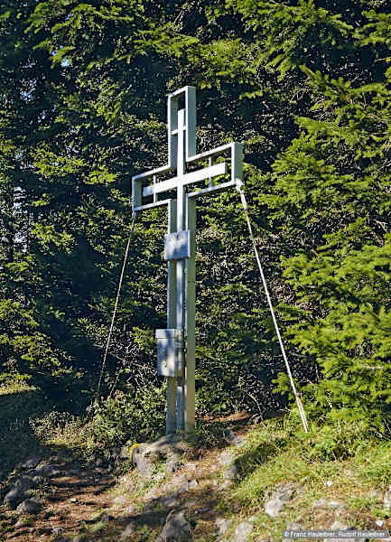 Jenseits des Sattels auf gelb bez. Steig den meist dicht bewaldeten Rücken nach Westen empor zum Gipfel des Schober, 1213 m, zwar mit Kruzifix und Buch, aber leider ohne Rundsicht.