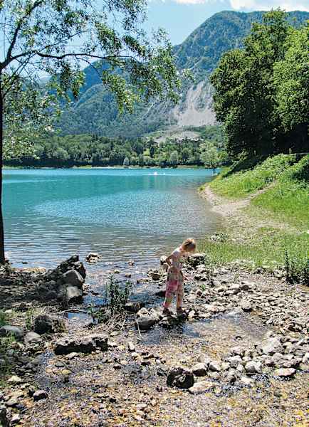 Ideal zum Baden und Spielen am Wasser: flache Bucht an der Nordostecke des Sees.