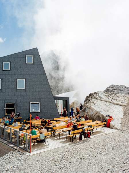 Die Seethalerhütte ist Ausgangspunkt für den Anstieg über die Schulter auf den Hohen Dachstein