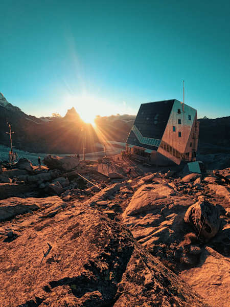 Sonnenaufgang auf der Monte Rosa Hütte
