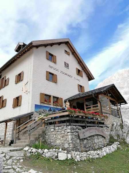 Die Zsigmondyhütte in den Sextner Dolomiten