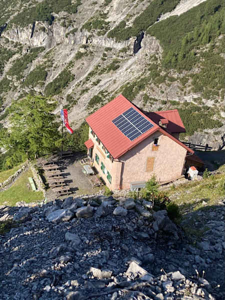 Blick von oben auf die Berglhütte