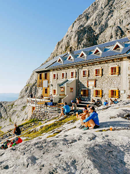 Auf der Adamekhütte haben die Gäste einen edlen Platz in der Abendsonne