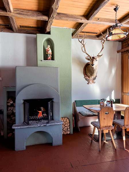 Die kleine Stube mit Ofen im Inneren der Katzenkopfhütte