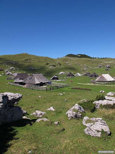 Gipfelsammler können zum Gradišce weitergehen, wo eine Panoramatafel die umliegenden Berge erklärt.