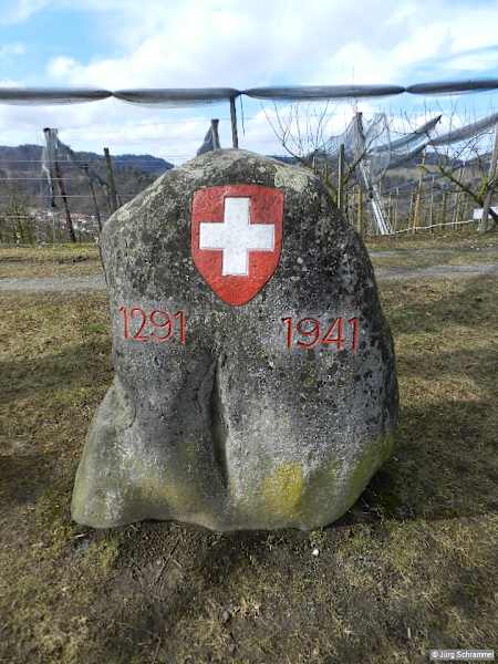 Vorbei an zwei Waldhütten und über die flache Oberlegi zum Stübisberg, von wo unser Blick ein erstes Mal zu den Alpen schweift.