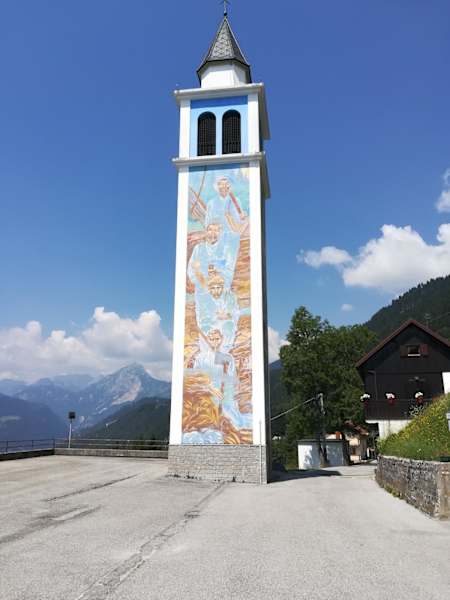 im Bergdorf Givigliana der Glockenturm – dahinter der Mt. Chiadin