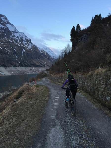 Anfahrt mit dem Bike bei Dämmerung
