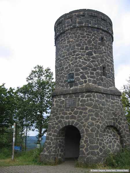 Einen herrlichen Panoramablick über die Vulkanlandschaft bietet der im Jahr 1902 errichtete Dronketurm auf dem 561 m hohen Mäuseberg.