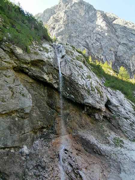 ein Wasserfall im Hochsommer, am nordwestl. Abhang der Cresta di Enghe