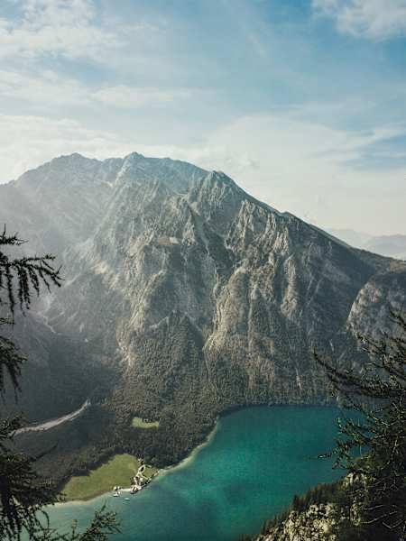 Blick über Königssee zur Wallfahrtskirche St. Bartholomä