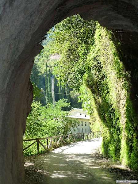 Das Papiermühlental erreicht man durch einen steinernen Tunnel.