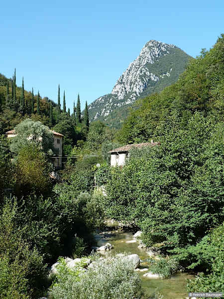 Der Monte Gaino dominiert das Papiermühlental.