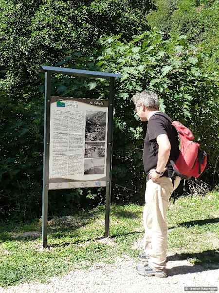 Am Beginn des Valle delle Cartiere liegt auf der linken Seite die im Jahre 1960 stillgelegte, letzte Papiermühle des Tals. Im ehemaligen Pförtnerhaus wurde ein Papiermuseum (Museo della Carta) eingerichtet, in dem wir die Maschinen, das Handwerkszeug sowie die Verfahren zur Herstellung von Papier anschaulich präsentiert bekommen.