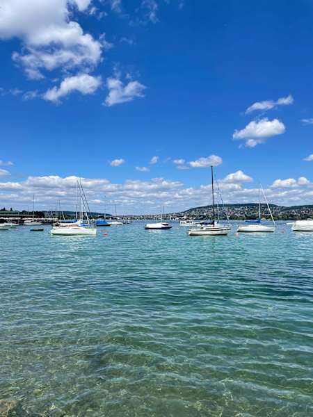 Der Zürichsee bietet sich nach dem Biken zur Abkühlung an.
