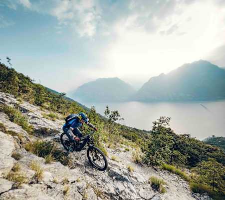 Anspruchsvoller, steiniger Trail mit Blick auf den Gardasee