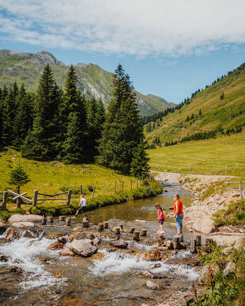 Mit den Kindern am Bach am Eselsberg