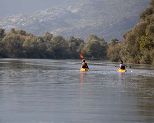 Simon Messner und Gigo Bulajic beim Kajakfahren auf dem Moraca Fluss.