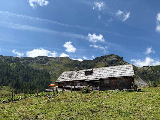 Nur wenige Minuten vom Wirpitschsee entfernt wartet die urige Tonimörtlhütte.