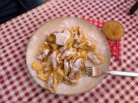 Auf der kleinen Karte stehen unter anderem Brettljause, Kaspressknödel und Kaiserschmarrn – genau richtig nach dem Aufstieg.