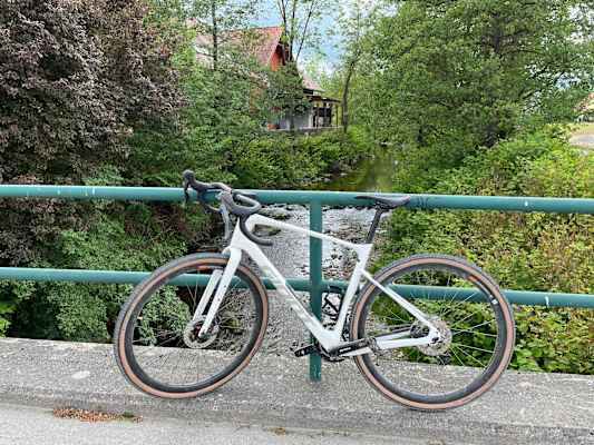 Gravelbike lehnt am Brückengeländer - 2-Flüsse-Tour Südsteiermark
