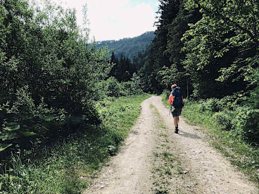 Der Wanderweg hoch zum Wasserfall ist gemütlich und eignet sich in Kombination mit der 9 km langen Radstrecke für eine kleine Familientour.