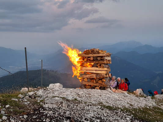 Das Sonnwendfeuer am Martennock am Goldeck.