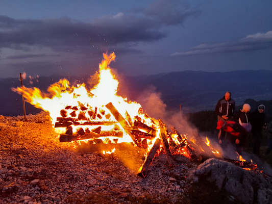 Das Sonnwendfeuer am Martennock am Goldeck.