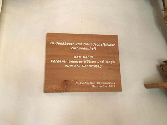 Die Tafel in der Hütte weist auf die finanzielle Unterstützung durch Handl Tyrol hin