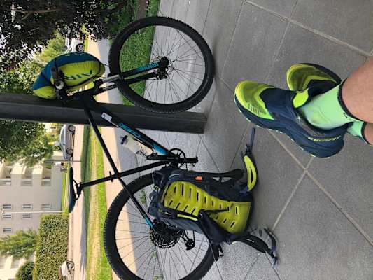 Radfahrer mit Rad