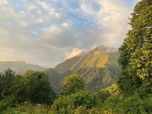 Berge in Kaukasus im Abendlicht