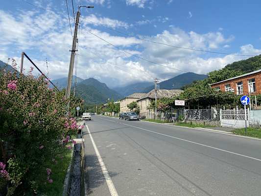 Das Dorf Lagodekhi im Kaukasus
